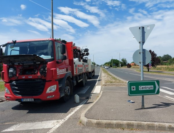 Egy lerobbant jármű miatt kellett kerülni