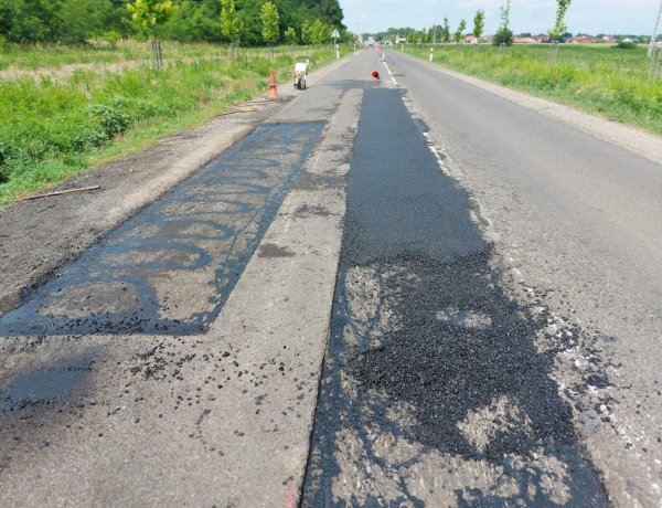 Kátyúznak Nyírpazony és Nyírtura között