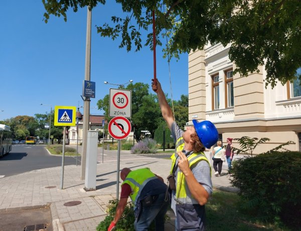 Figyelnek a táblákra!