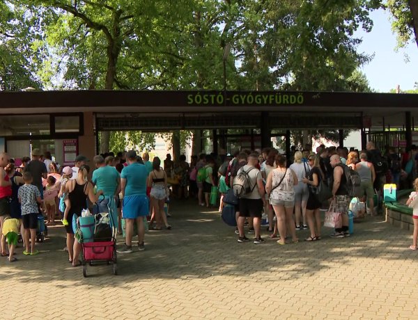 Népszerű a nyíregyházi strand – Már a reggeli órákban rengetegen érkeznek