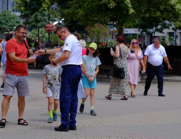 Vízosztás – 1500 palack hűtött frissítővel kínálták a járókelőket a belvárosban