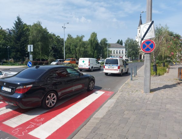 Ketten álltak a rolleren, amikor karamboloztak