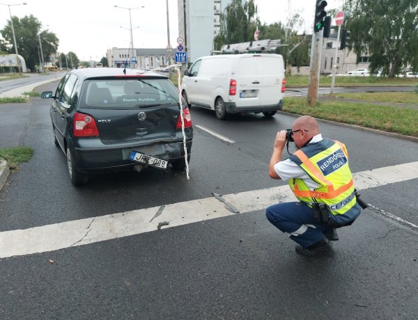 Állt, úgy mentek belé