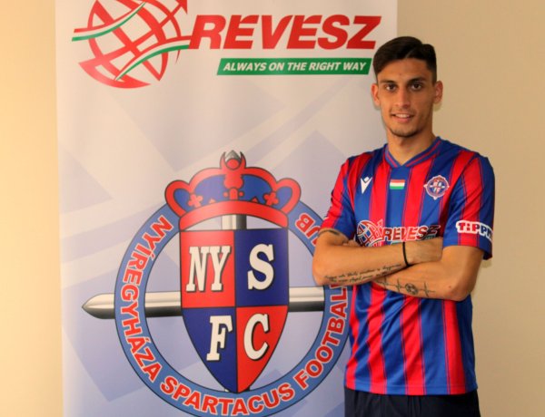 A korosztályos válogatott védő marad a Szpariban