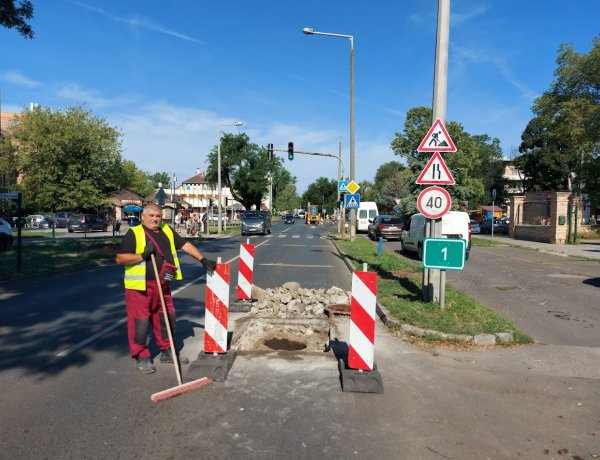 A szervízútra terelték a forgalmat a kórház előtt