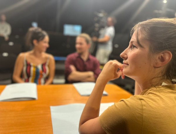 Olvasópróba a színházban: készülnek a Bogyó és Babóca szeptemberi bemutatójára.