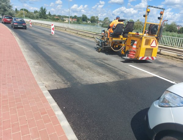 Festik az útburkolati jeleket, lassan a László utcán!