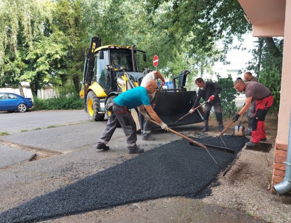 A járdák is megújulnak, most éppen Örökösföldön