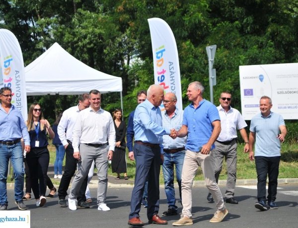 Kész a Szélsőbokori út, volt ok az ünneplésre!