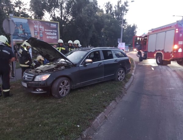 Kigyulladt az autója, azonnal oltani kezdte