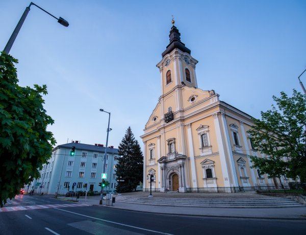 Zenés áhítatra hívnak