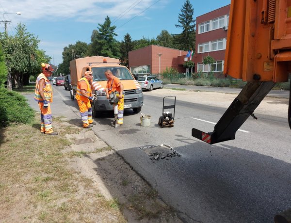 A Kótaji úton kátyúznak