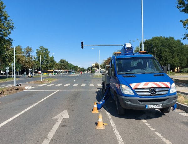 Vadonatúj lámpákat szerelnek fel