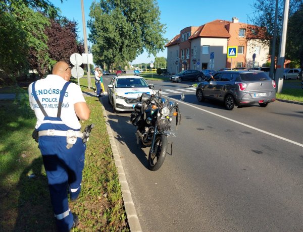 A motoros felborult, az autós elhajtott