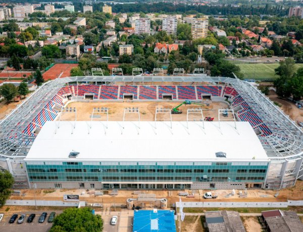 "Kezdi magára ölteni végső formáját a nyíregyházi stadion" - írja a Magyar Építők