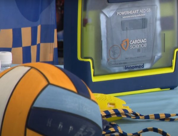 Defibrillátort ajánlott fel az AQUA Sport Egyesület, az Eissmann uszodában helyezték el