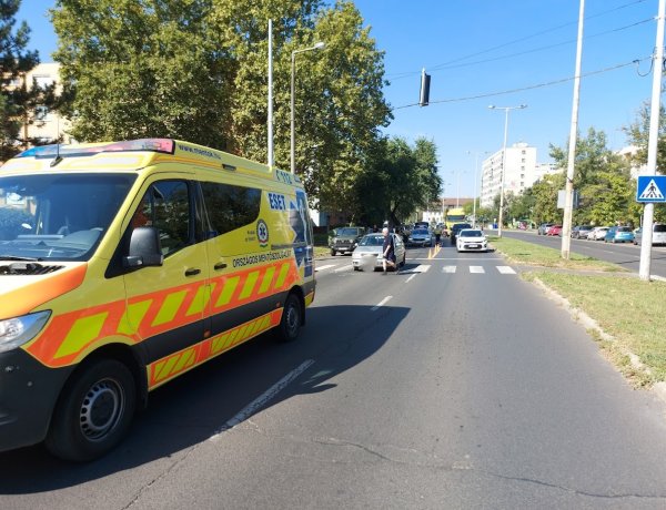 Két gyalogost is elgázolt a zebrán, pedig a lámpa pirosan világított