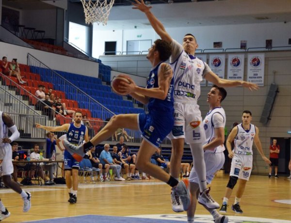 Élvonalbeli csapatok ellen játszottak a kosarasok