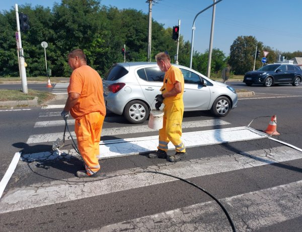 Frissen festett „zebrákkal” találkozhatunk az Orosi úton