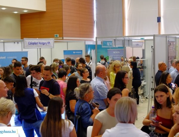 Állásbörze – 38 kiállító cég várta az álláskeresőket