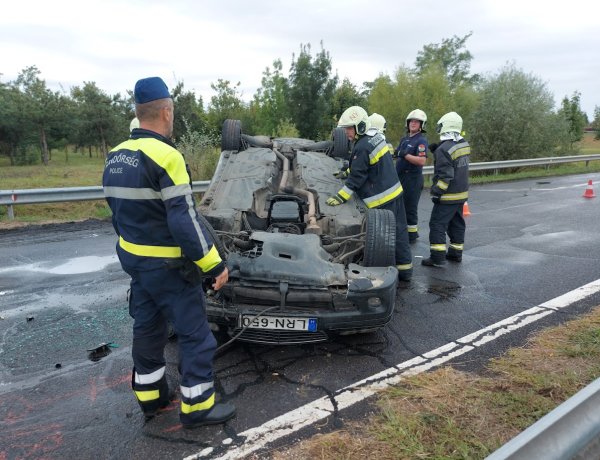 A pályára akart felhajtani, de fejtetőn állt meg