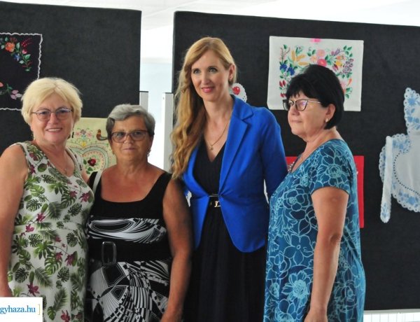 Szépkorúak kézimunka kiállítása a Váciban