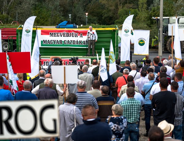 Gazdák demonstráltak az ukrán gabona behozatali tilalmát eltörlő brüsszeli döntés ellen Záhonynál
