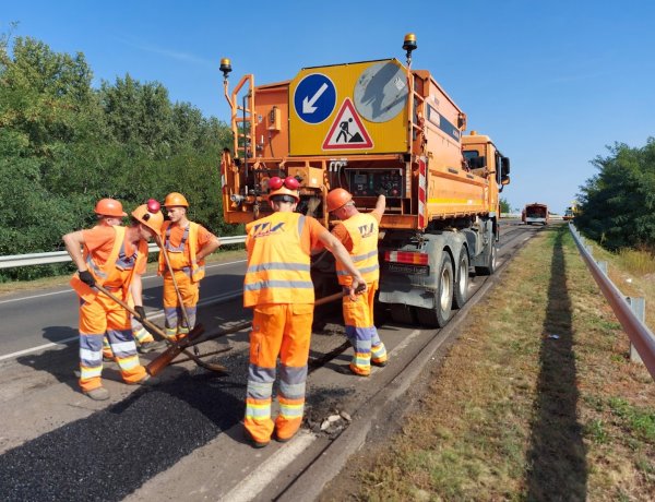 Munkálatok az autópálya felett