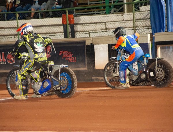 Pályán a salakmotorosok - villanyfényes szezonzáró a Speedway Ringen