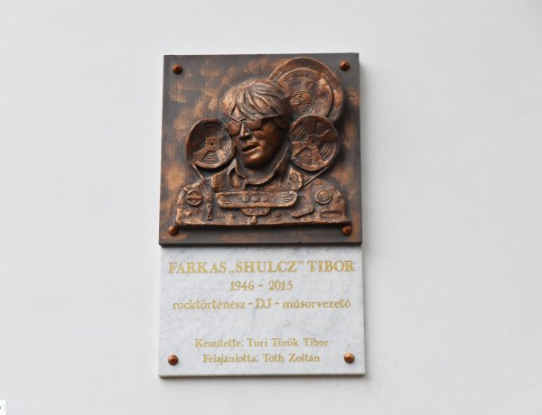 Emléktáblát kapott Farkas „Shulcz” Tibor, a legendás "DJ"!