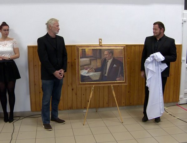 Festményátadás – A névadóra emlékeztek a Krúdy Gyula Gimnáziumban