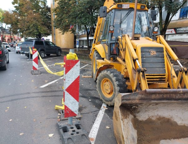 A sávház előtt parkosítanak