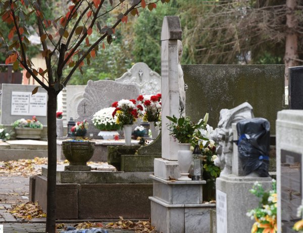 Vigyázzunk értékeinkre – Egyenruhások segítik a biztonságos megemlékezést a temetőben