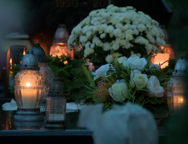 Mindenszentek és halottak napja – Rengetegen voltak a nyíregyházi Északi temetőben