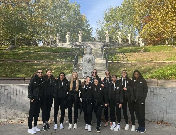 Már Bukarestben a röplabdások 