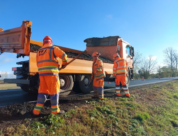 Az útpadkán dolgoznak a 38-as főúton