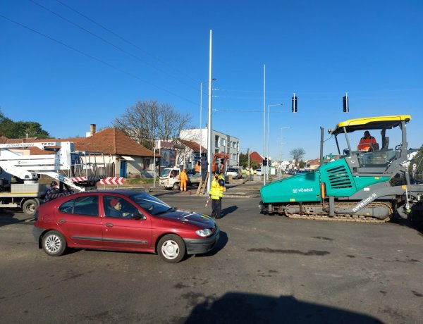 Aszfaltoznak, programoznak, karjelzésekkel irányítanak