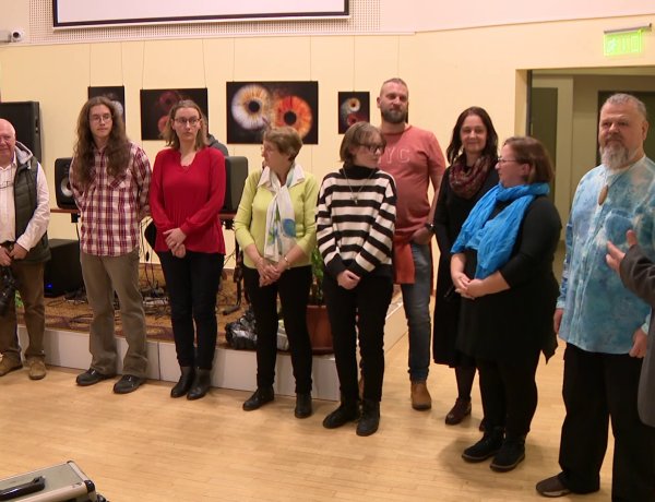 A liftbe ragadt emberiség – Megnyitott az Átutazók Művészeti Egyesület év végi tárlata