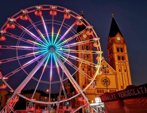 Már tudja? Advent első vasárnapjától hamarosan teljes pompájában díszeleg a Kossuth tér! 