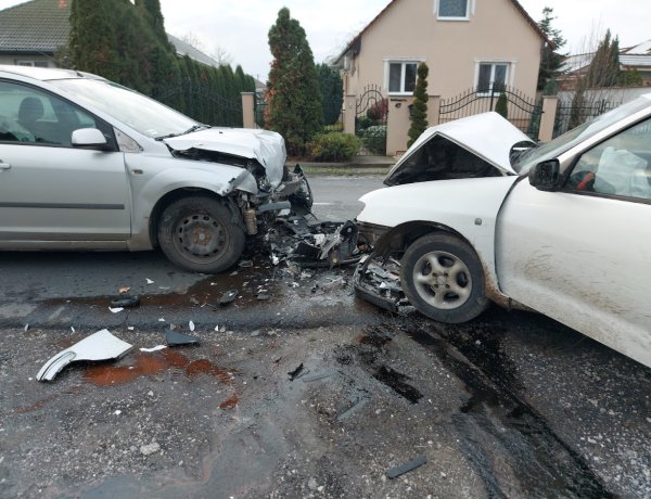 Négyen sérültek meg a frontális balesetben 