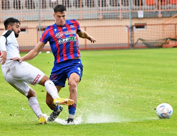 Hétfőn rangadót játszik a Szpari