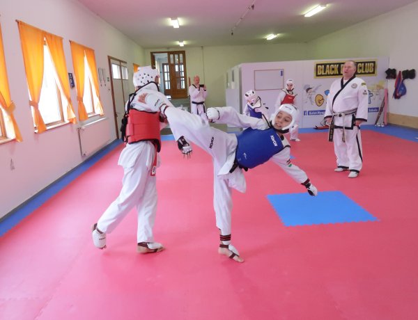 Újabb fekete övesek - sikeres vizsgákat tettek a taekwondosok