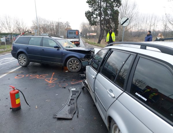 A záróvonal ellenére előzött, két roncs lett belőle!