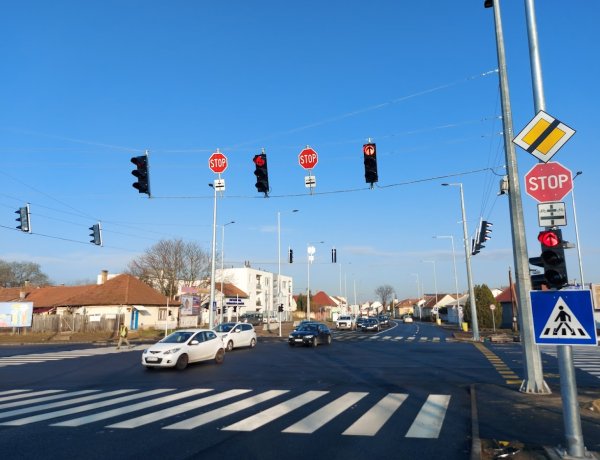 Ha nem működnek a lámpák, érdemes figyelni a táblákra a csomópontban