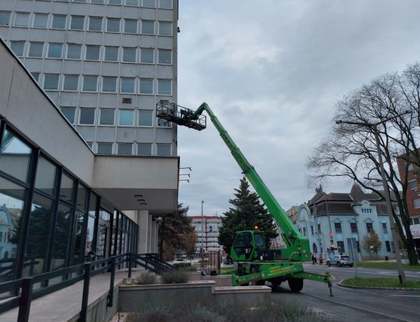 Emelőkosárból dolgoztak a toronyházon