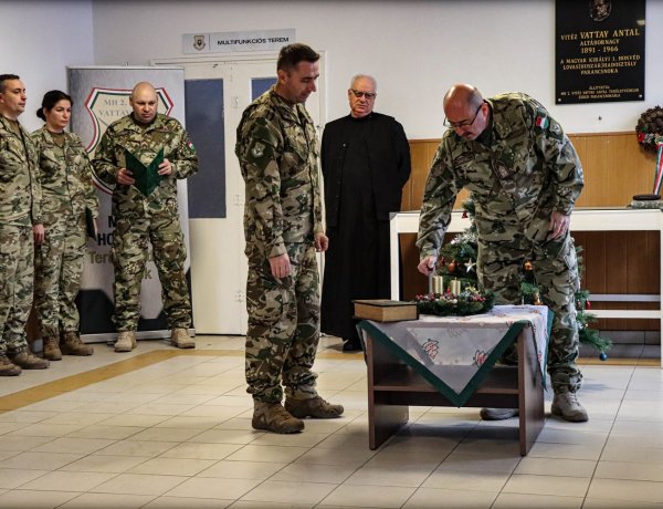 Felgyúltak az adventi gyertyák Nyíregyházán, a Damjanich laktanyában