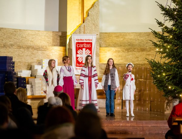 Közel száz menekült gyermek vett részt a Karitász-karácsonyon a Magyar Szentek Templomában 