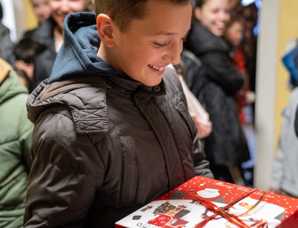 Több mint 1700 névre szóló ajándékot visznek hátrányos helyzetű gyermekeknek .