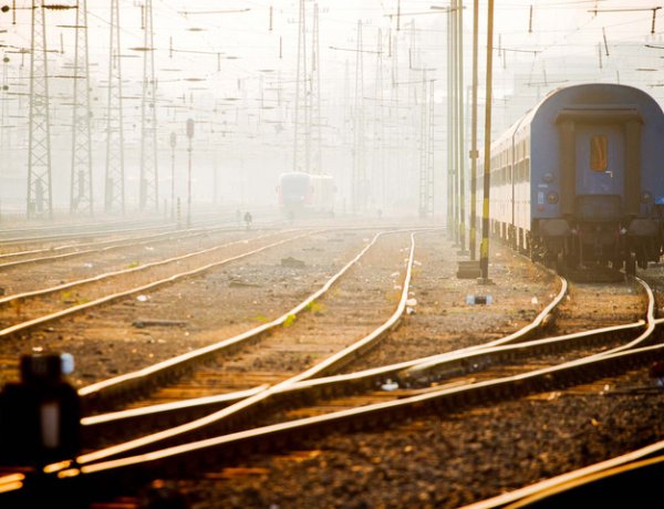 Halálra gázolt egy személyt a Tokaj-InterCity, késésre kell számítani