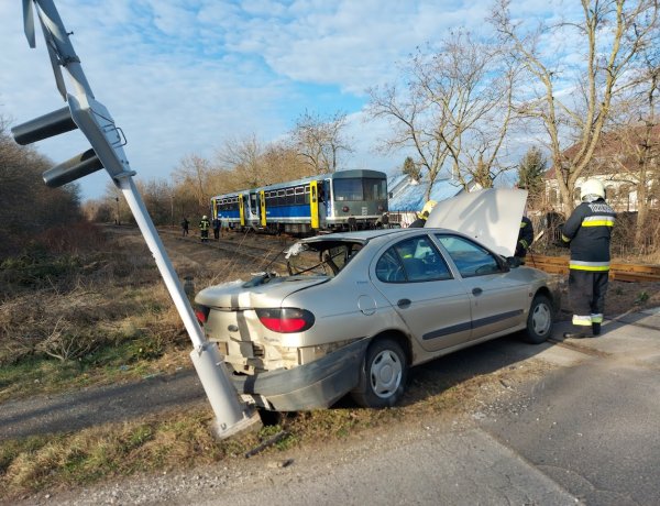 Vonattal ütközött; a sofőr megsérült, de megúszta!